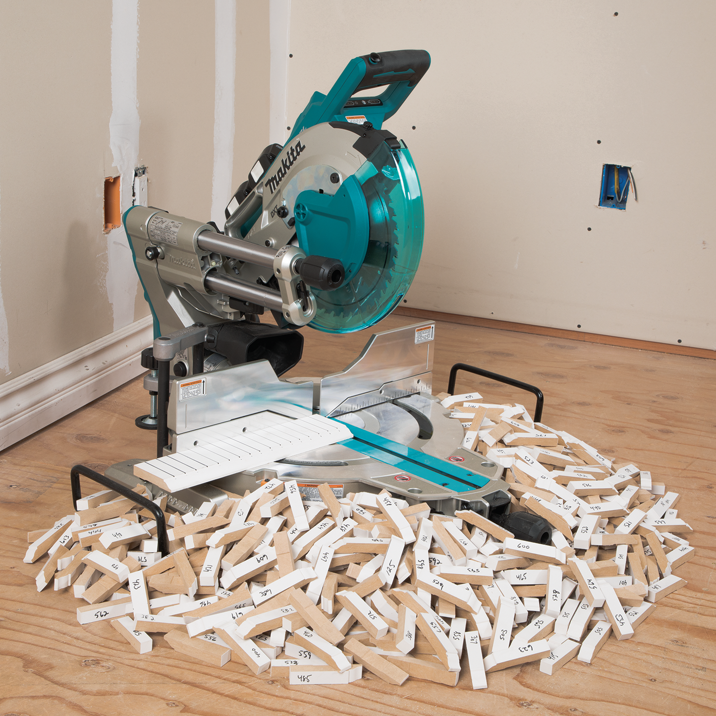 Makita 36 Volt LXT Brushless 10 Inch Dual Bevel Sliding Compound Miter Saw With Laser Kit Factory Serviced