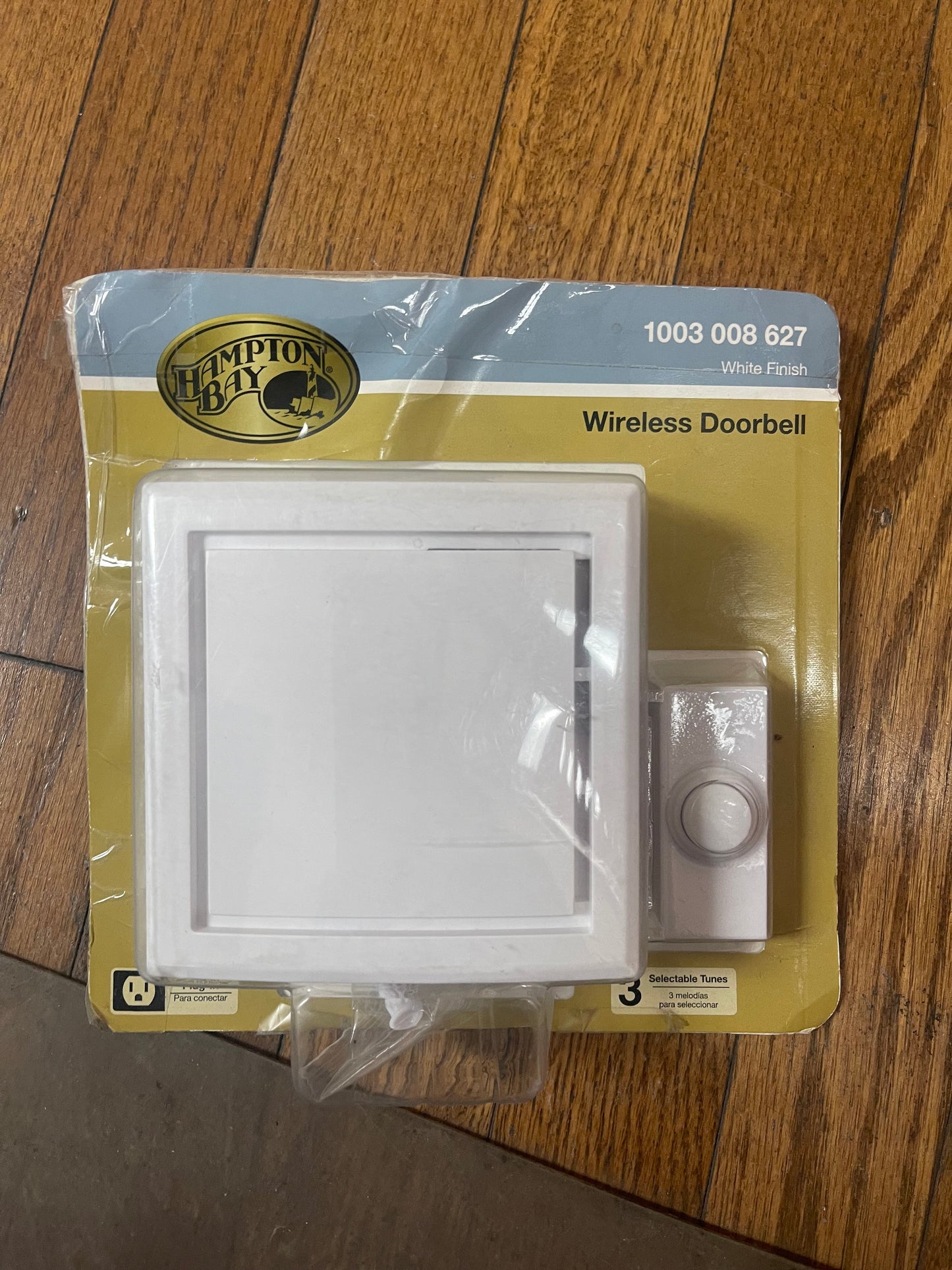Hampton Bay Wireless Plug In Door Bell Kit with 1 Push Button in White Damaged Box